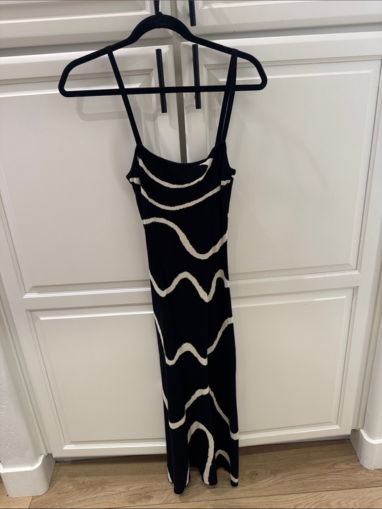 Commense Dresses & Skirts - Commense Black Maxi Dress with Cream Wave Pattern